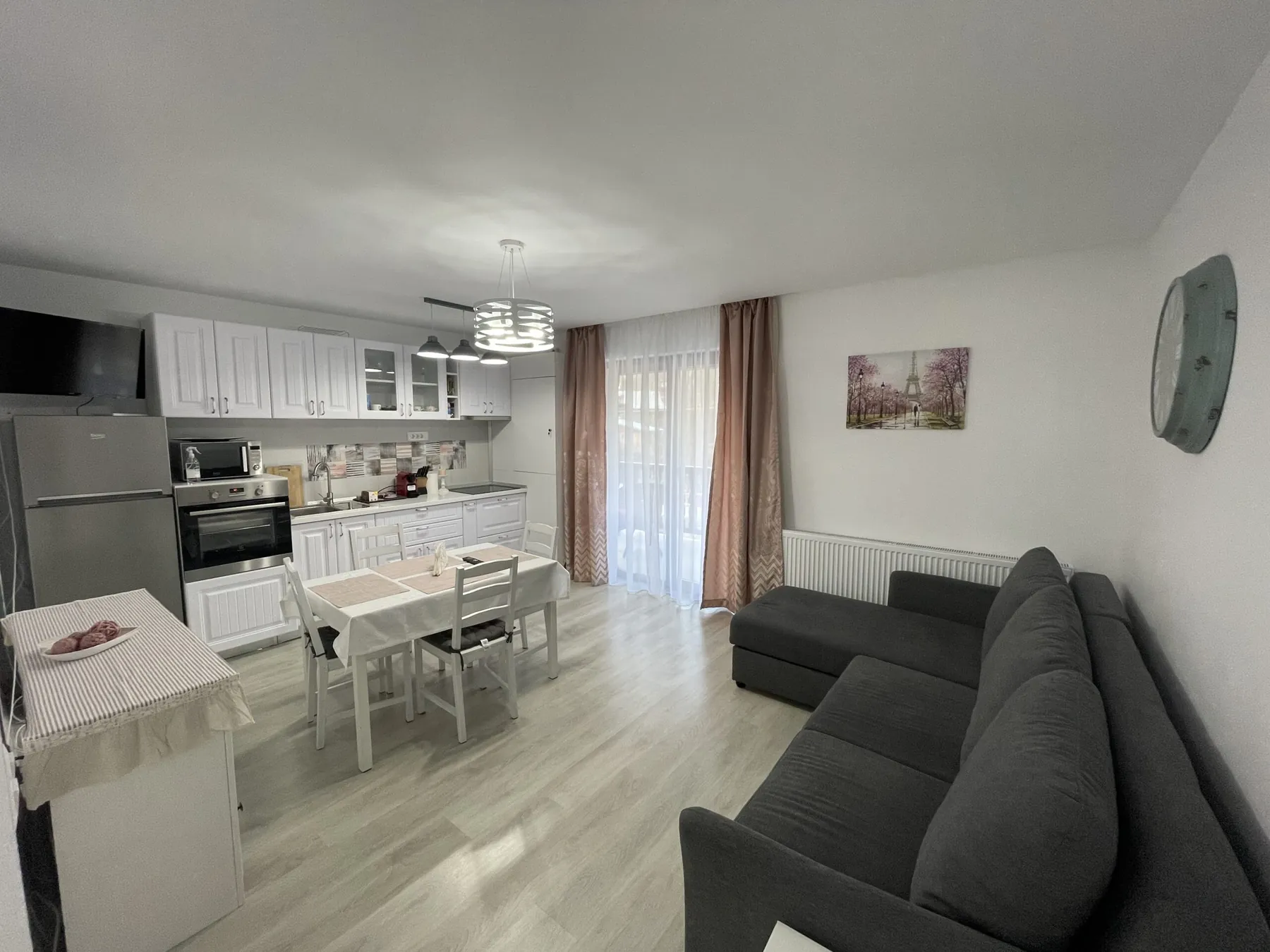 Canapea și zonă TV în apartamentul Eminescu