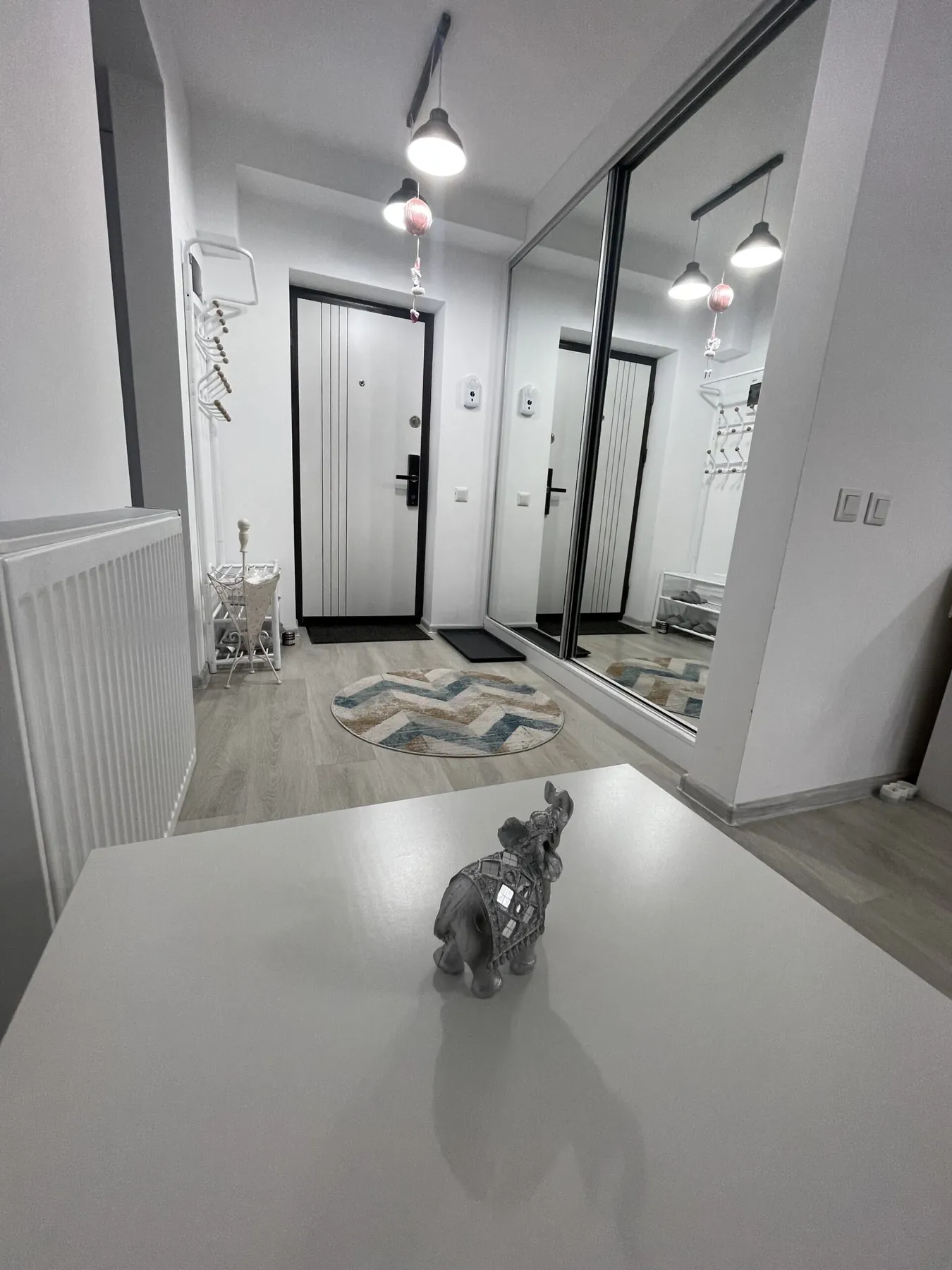 Dormitor cu pat dublu în apartamentul Eminescu