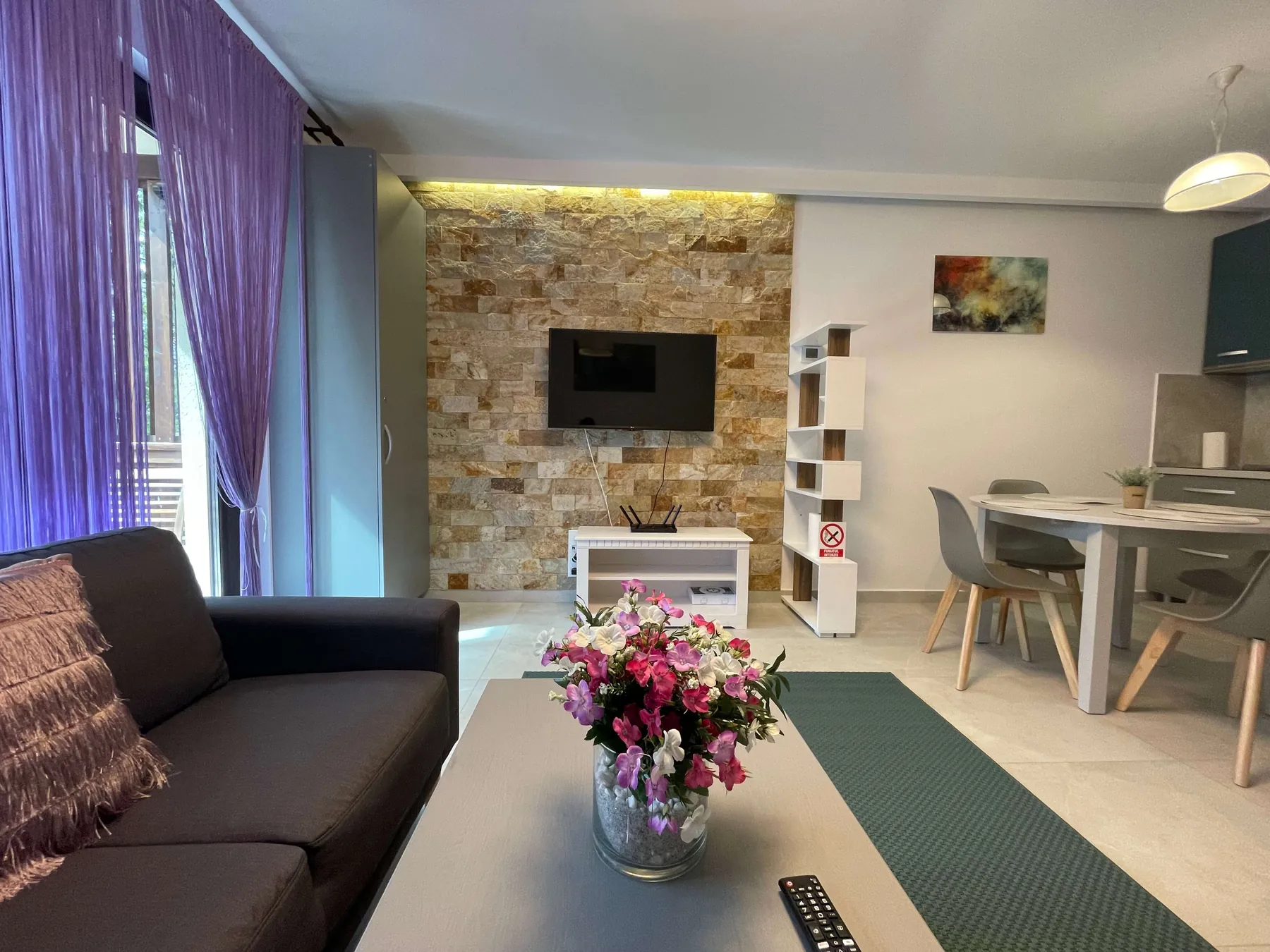 Canapea și zonă TV în apartamentul Zamorei